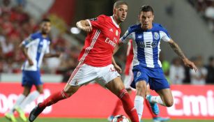 Mateus Uribe disputa un balón en un partido contra Benfica