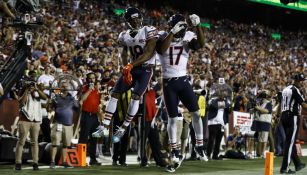 Taylor Gabriel y Anthony Miller celebran una de las anotaciones del partido