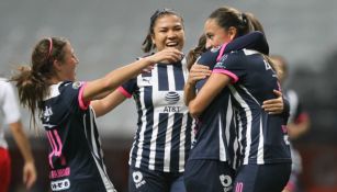 Jugadoras de Rayadas festejan un tanto frente a Necaxa