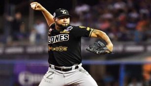 César Valdez lanza en el juego 1 de la Serie del Rey