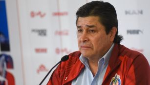 Luis Fernando Tena durante su presentación como entrenador de Chivas