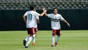 Jugadores de la Selección Mexicana Sub 15 celebran un gol en un juego de preparación