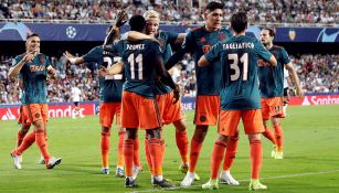 Álvarez y compañía celebran un gol en Mestalla