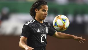 Diego Lainez durante un duelo con el Tricolor 