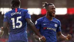 Michy Batshuayi celebra uno de sus goles contra Southampton