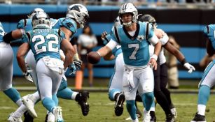 Kyle Allen entrega el ovoide a Christian McCaffrey