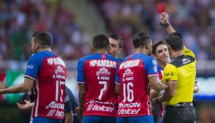 Árbitro muestra tarjeta roja a jugador de Chivas