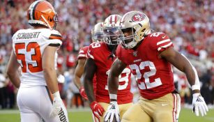 Matt Breida festeja una anotación con los 49ers