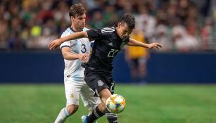 Chukcy Lozano control balón en juego contra Argentina 