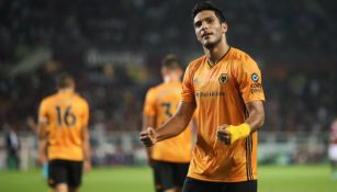 Raúl Jiménez festeja un gol con los Wolves