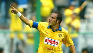 Cuauhtémoc Blanco festeja un gol con América