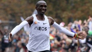 Eliud Kipchoge sonríe previo a entrar a la meta del maratón 