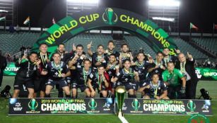 Selección Mexicana de futbol mini celebrando el campeonato mundial