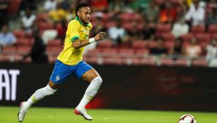 Neymar corre en un partido con Brasil