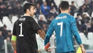 Buffon charla con Cristiano durante un partido