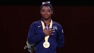 Simone Biles celebra en el podio