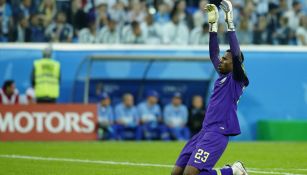 Francis Uzoho durante un juego con Nigeria