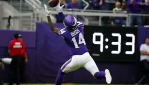 Stefon Diggs atrapa un pase de anotación 