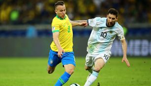 Arthur y Messi disputan el balón en la Copa América