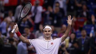 Roger Federer saluda a la afición