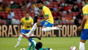 Neymar trata de evadir una barrida en el partido ante Senegal