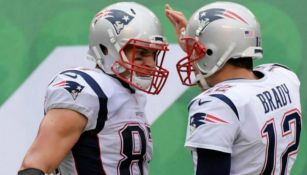Rob Gronkowski y Tom Brady festejan un touchdown 