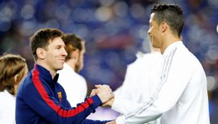 Messi y Cristiano Ronaldo se saludan previo a un Clásico 