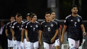 Los jugadores de México saltan al campo para el juego contra Bermudas