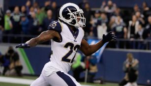 Marcus Peters en un partido con los Rams