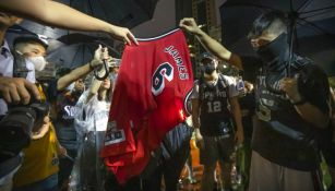 Manifestantes quemando un jersey de LeBron James