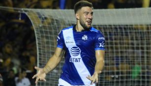 Lucas Cavallini celebra un gol con el Puebla