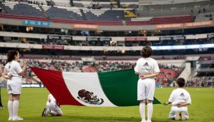 Bandera de México en la cancha del Estadio Azteca
