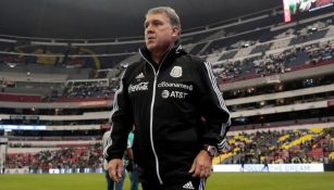 Tata Martino en la cancha del Estadio Azteca