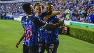 Jugadores de Querétaro festejan gol
