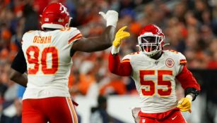 Jugadores de los Chiefs festejan una jugada contra los Broncos