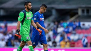 Jesús Corona y Roberto Alvarado al final del encuentro