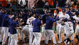 Los jugadores de los Astros  festejan la victoria sobre Yankees