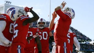 Jugadores de los Bills celebran una anotación