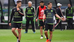 Chicharito y Guardado, durante un entrenamiento con el Tri