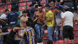 Afición de San Luis y Gallos pelean durante un partido