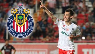 Jesús Angulo festeja un gol con Necaxa