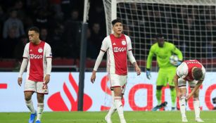 Jugadores del Ajax se lamentan tras recibir el gol