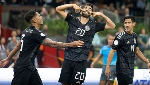 Pizarro festeja un gol con el Tri frente a Panamá