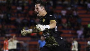 Gaspar Servio celebra un tanto de Dorados 