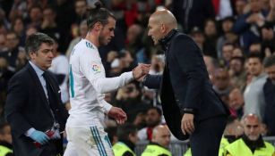 Zidane y Bale se saludan durante un duelo del Real Madrid 