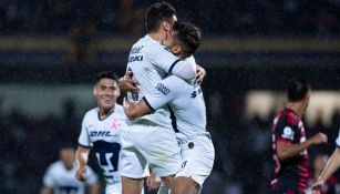 Jugadores de Pumas festejan uno de los goles