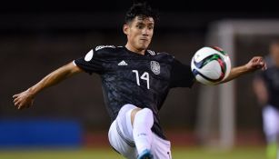 Uriel Antuna jugando con la Selección Mexicana