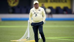 Piojo Herrera, durante un entrenamiento con América