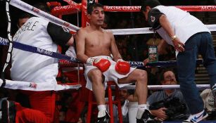 Terrible Morales descansa en su esquina durante una pelea