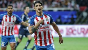 Alan Pulido celebrando una anotación con Chivas